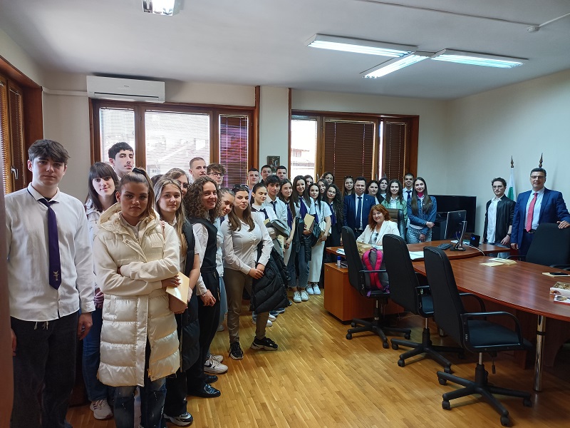 Ученици посетиха инициативата „Ден на отворени врати“ на Окръжна прокуратура 