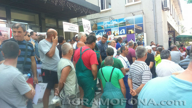 Напрежение в Каварна: Рибари и земеделци блокираха сградата на Общината, не пускат министерски чиновници