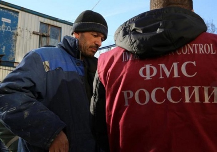 Емигранти си режат вените заради лоши условия в московски арест