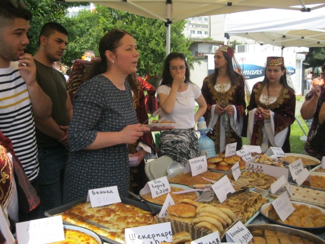 Фестивалът „Шарено котле“ представи културата и традициите на местните общности в Бургас