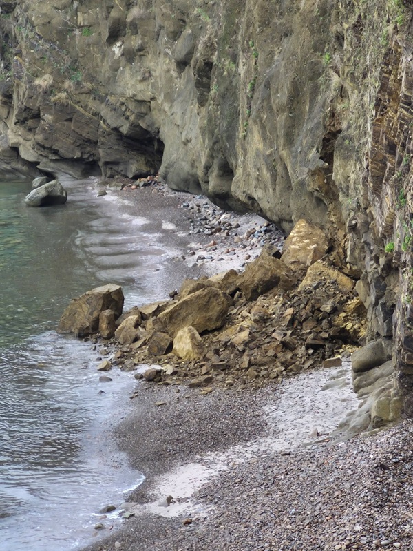 Скални късове се изсипаха от брега край Ахтопол