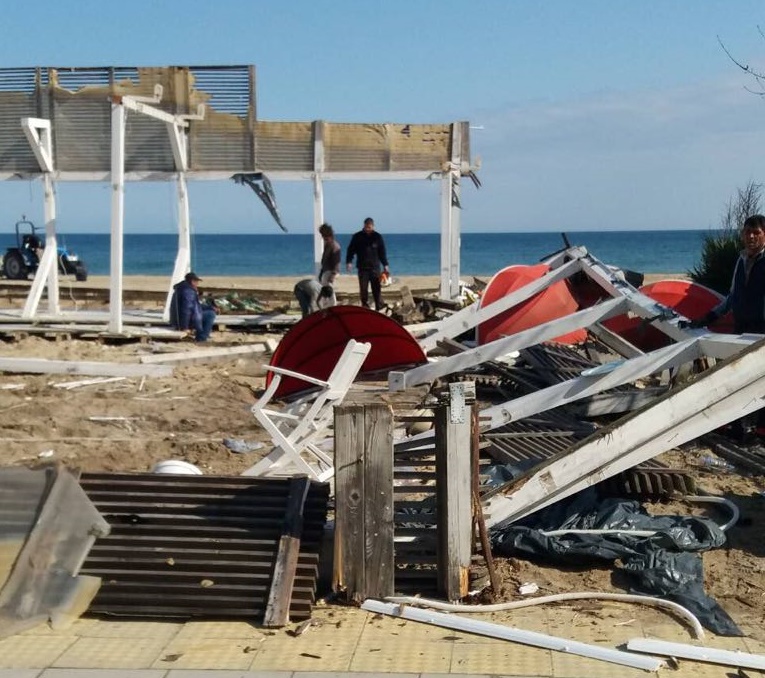 Близо 200 незаконни обекта са премахнати от Северния плаж в Слънчев бряг