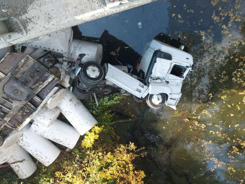 Камион падна в река Луда Камчия