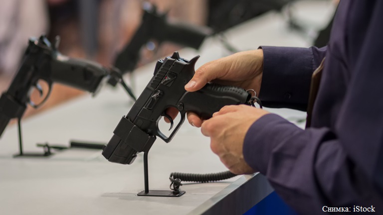 Във Флорида разрешиха на учителите да влизат с оръжие в клас
