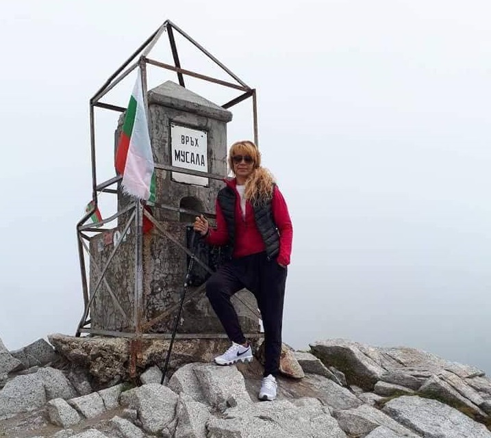 Кметицата на Ново Паничарево бори стреса от работата с планинарство