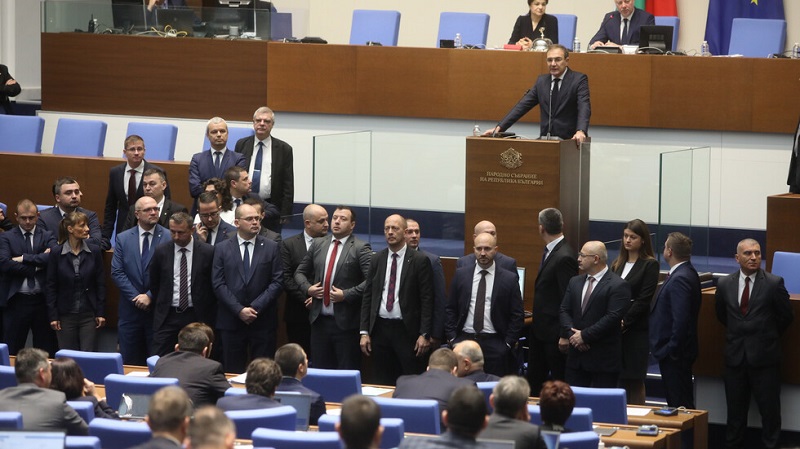 Напрежение в парламента, депутати окупираха трибуната