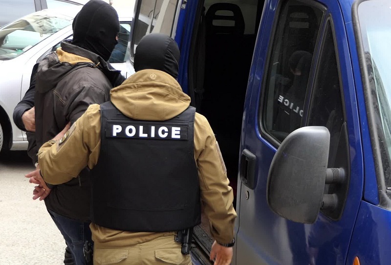 Разследващи полицаи от ГПУ-Калотина предадени на съд за корупция