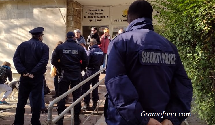 Икономическа полиция влезе в Регионалното управление по образование в Бургас