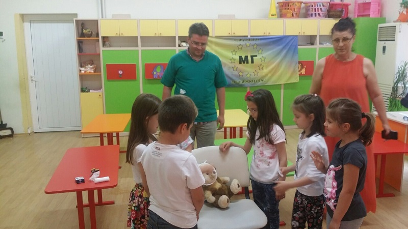 Малчугани се учат как да си мият правилно зъбите