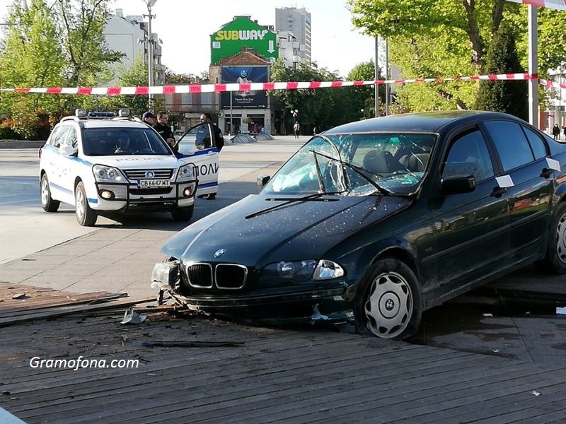 Вижте щетите по колата, която се заби на площад „Тройката”