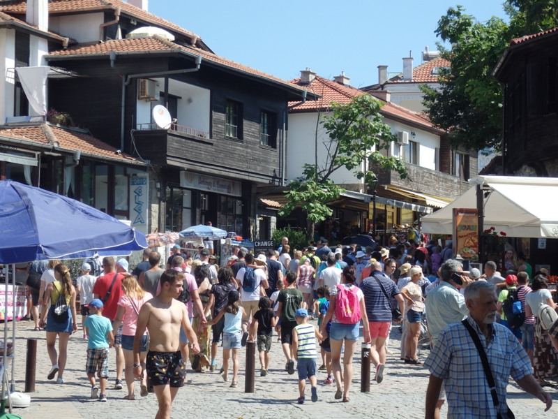 Спад на туристи по морето ли? В Созопол гъмжи от чужденци