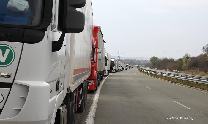Хиляди шофьори са блокирани на ГКПП „Капитан Андреево”
