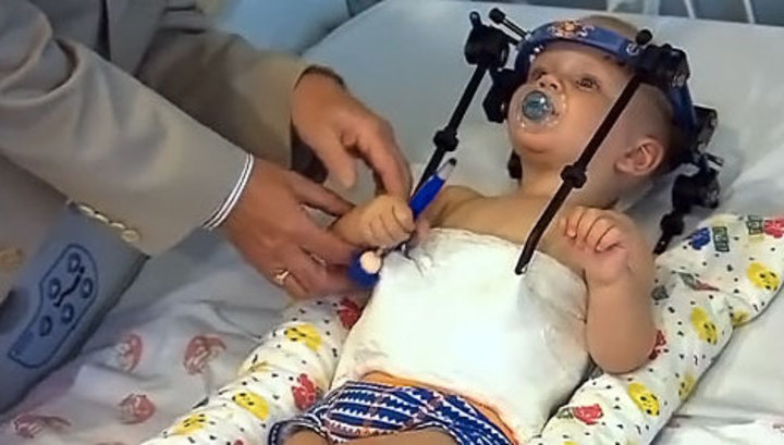 Медицинско чудо: Лекари спасиха бебе, чиято глава е била откъсната при катастрофа