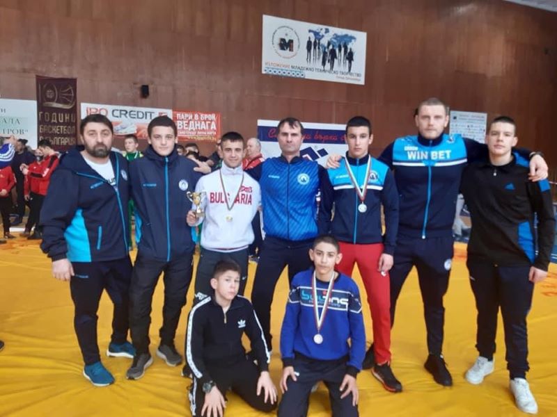 Борците от Черноморец отново донесоха медали на Бургас 