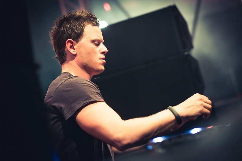 Посрещат Fedde le Grand с шампанско и кокосова вода