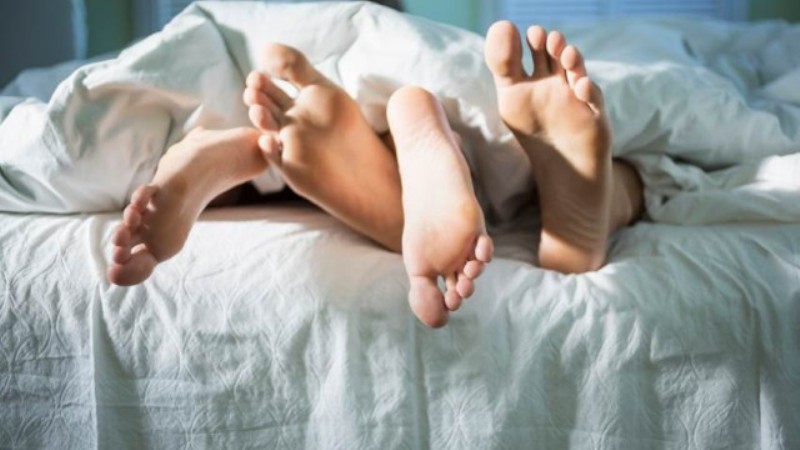Учени: Спането в общо легло с партньора е вредно за здравето и красотата