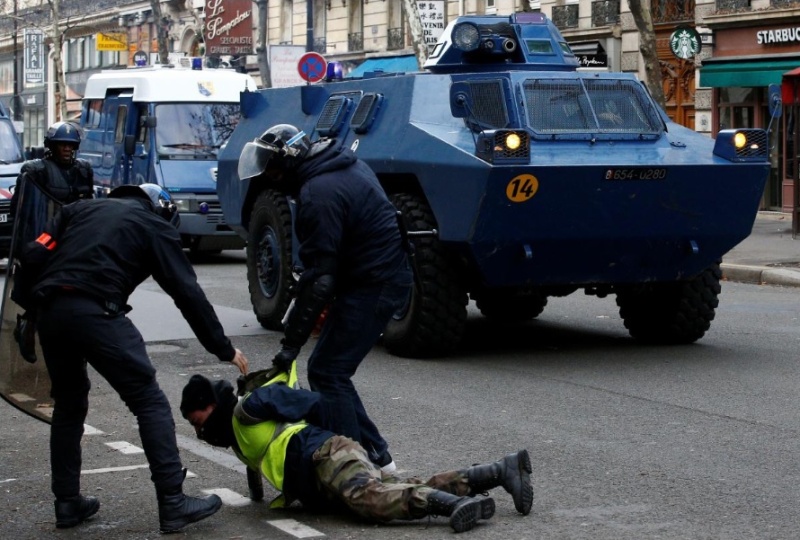 Сблъсъци между протестиращи и полиция във Франция, близо 600 са арестувани