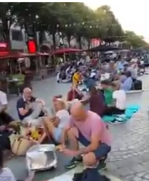 Неваксинирани французи се хранят на земята пред заведенията