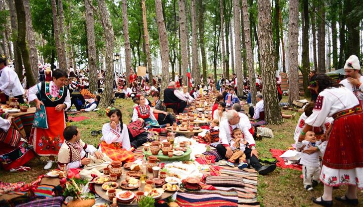 Фестивалът на фолклорната носия Жеравна се завръща