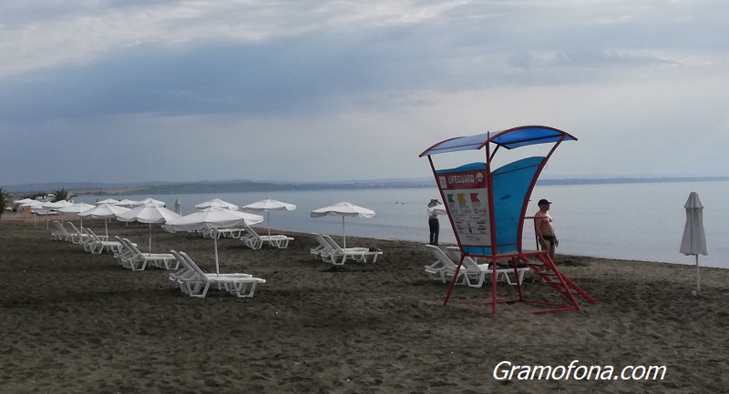 Министерството на туризма: На Северния плаж в Бургас ясно да обозначат къде са им безплатните чадъри и шезлонги