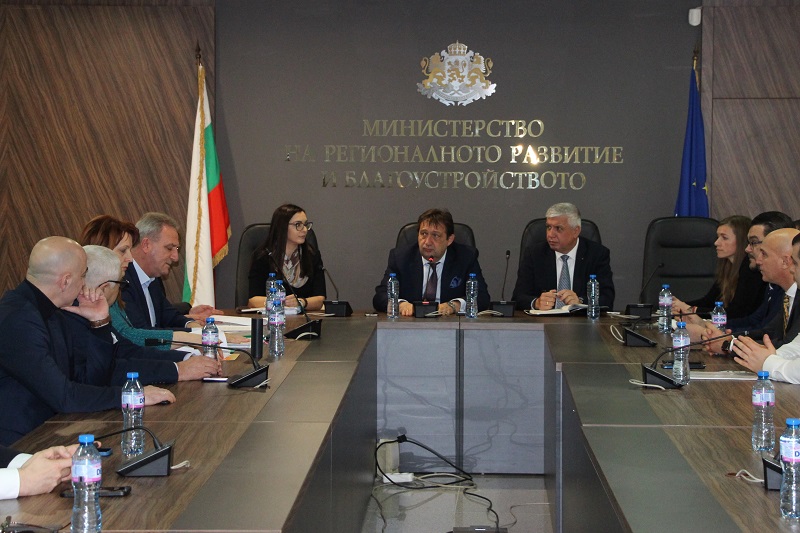 Министър Шишков: Започваме спешно укрепване на пречиствателната станция за питейни води на яз. „Ясна поляна“