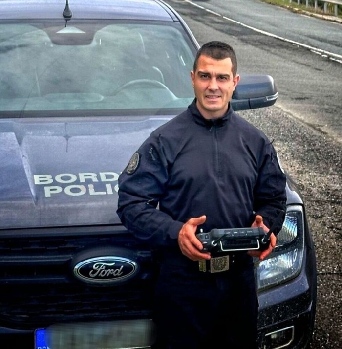 Ивелин Арабаджиев вадил един по един пътниците от преобърналия се край Малко Търново автобус