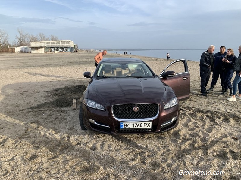Украински автомобил Ягуар затъна и осъмна на бургаския плаж 