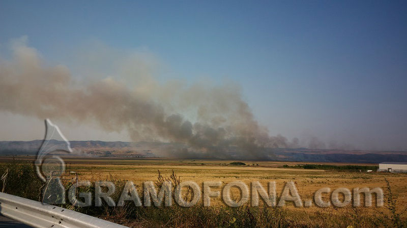 Опасни пожари в цялата страна