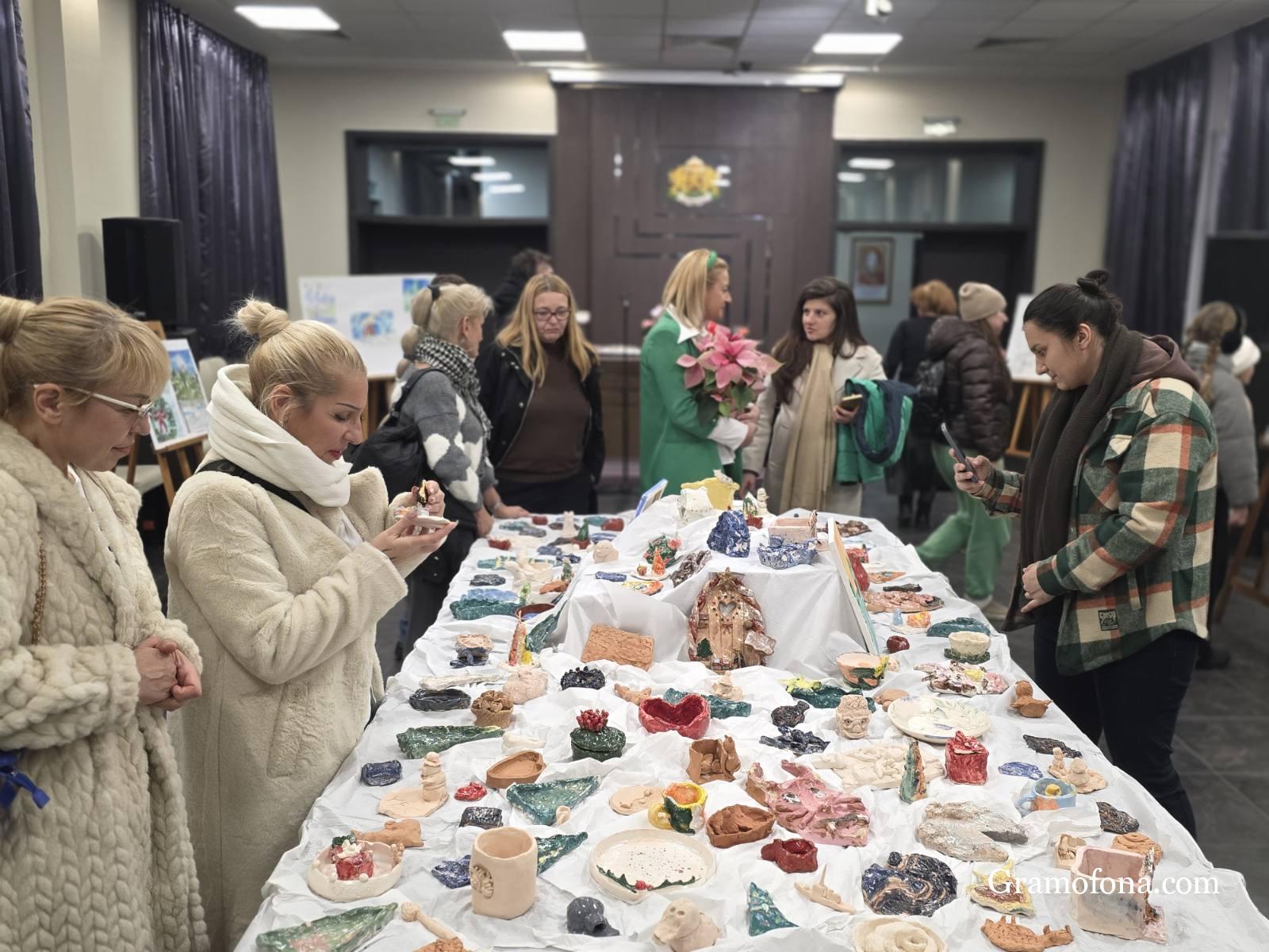 Вижте труда на децата от школата по керамика в СУ “Иван Вазов”