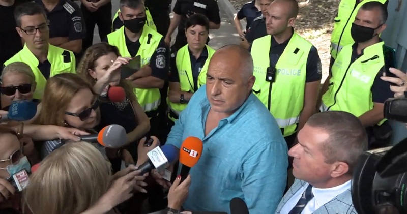 По три сигнала разпитали Борисов, отвън го посрещнаха с викове „Победа“
