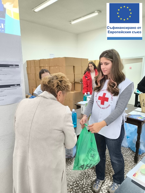 Българският Червен кръст започва раздаването на хранителни продукти 