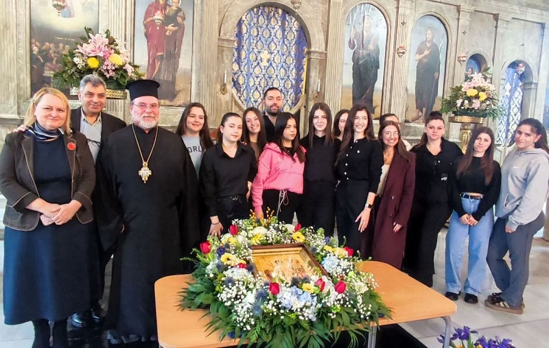 Ученици от Строителната гимназия отново украсиха икони в храм „Св. Богородица“ в Бургас