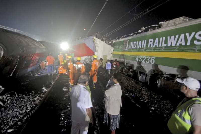 Трагедия в Индия: 300 загинали и 900 ранени при влакова катастрофа