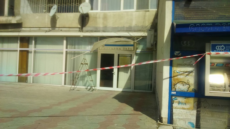 Женят през задния вход