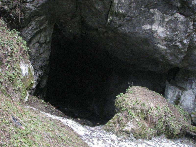 Полицаи претърсват пещера заради изчезналия иманяр 