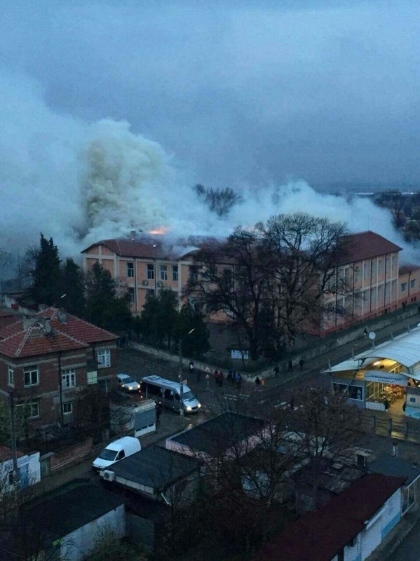 Много трудно гасят пожара в Карнобат