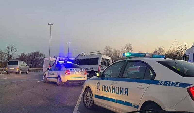Полицай е пострадал тежко след гонка с мигранти в София
