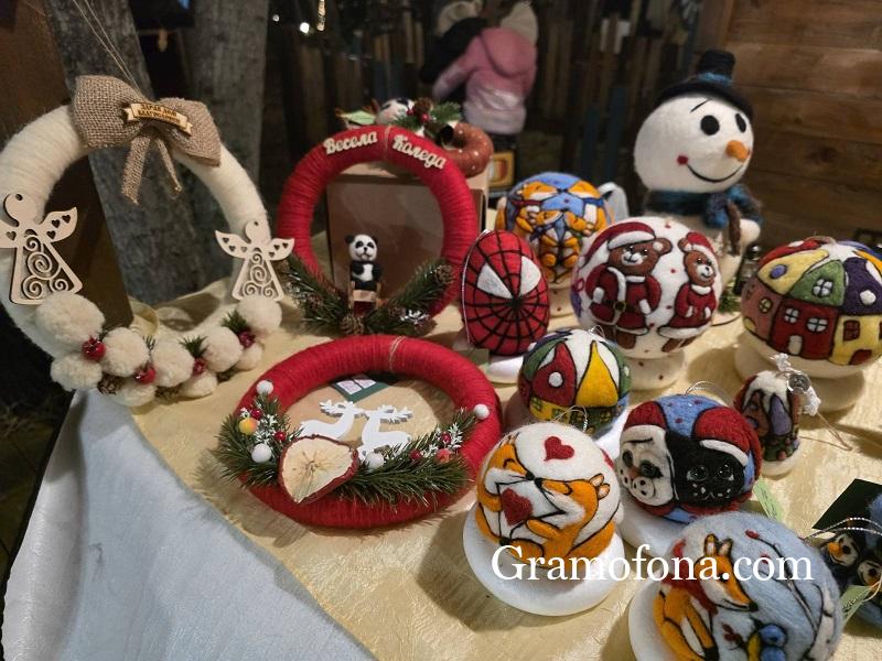 Коледни играчки и топки от вълна на горския базар Utopia, ето кой ги прави  