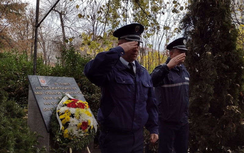 Полицаите в Бургас посветиха професионалния си празник на загиналите си колеги