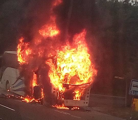 Автобус с руски туристи изгоря на пътя