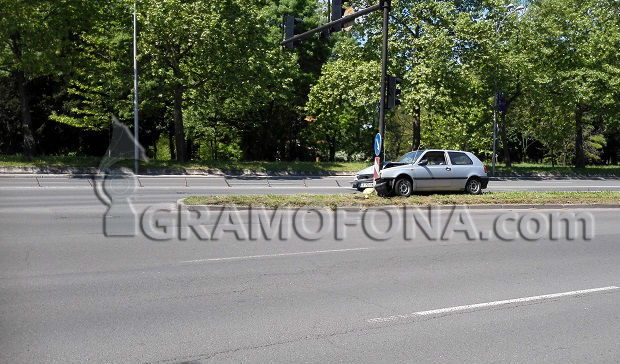 Голф нацели светофара на МБАЛ-Бургас