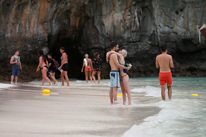 Когато „Секс на плажа“ не е коктейл: Туристи трябваше да се извинят публично за непристойно поведение