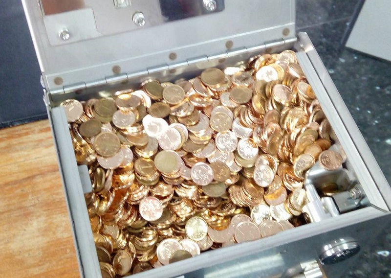 Пловдивчанка изсипа цял куфар със стотинки за сметката си за телефон