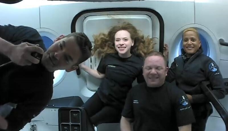 Космическите туристи на SpaceX се върнаха живи и здрави на Земята