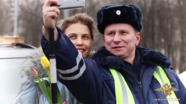 Ето как руски полицаи изненадват дами на 8 март