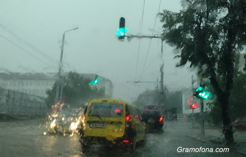 Облачно и дъждовно със силен вятър по Черноморието
