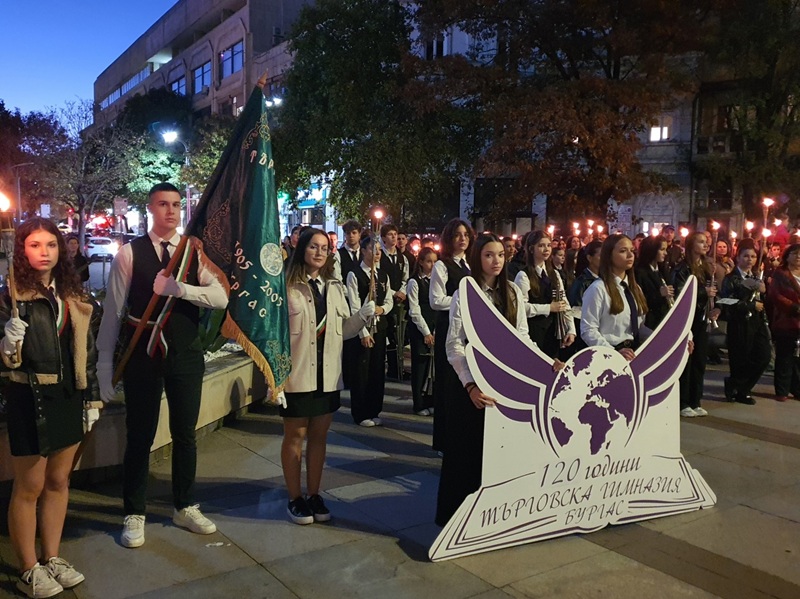 Над 800 ученици почетоха народните будители с мащабно факелно шествие