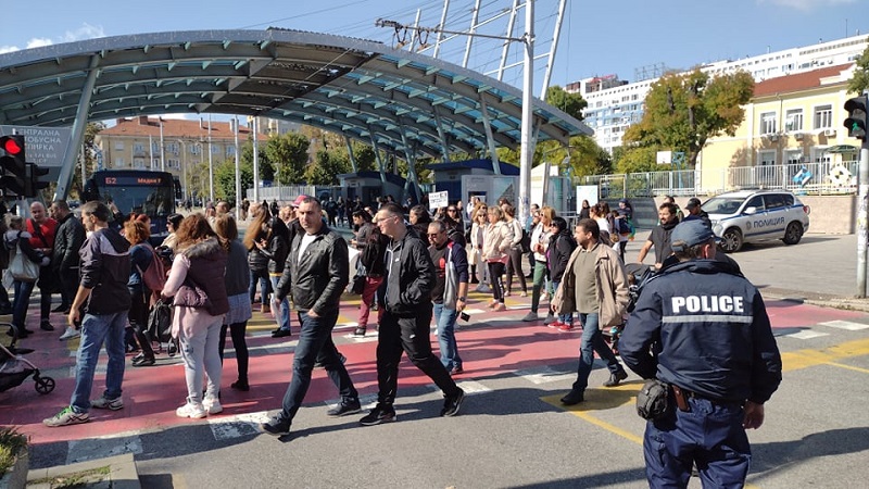 Стотици блокираха улиците на центъра на Бургас