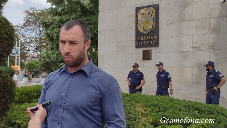 Стефан от ОЗБГ с три жалби за вота в Драганово, ДПС поискаха да го отстранят от изборната секция
