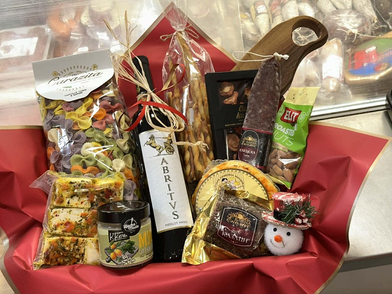 Подаръчни кошници с фермерски продукти от ПЕТЕЛА – вкусът на България